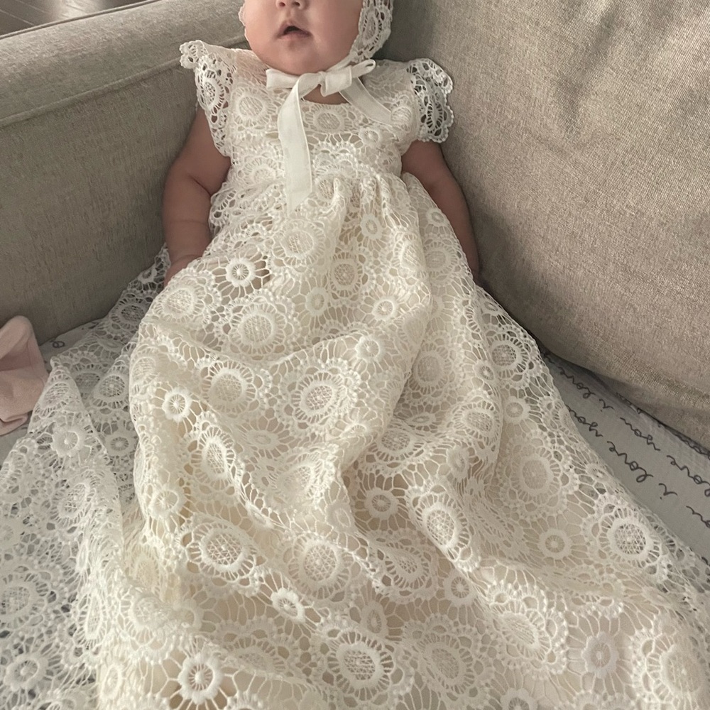 Poppy Christening Gown &
Bonnet size 3-6 months